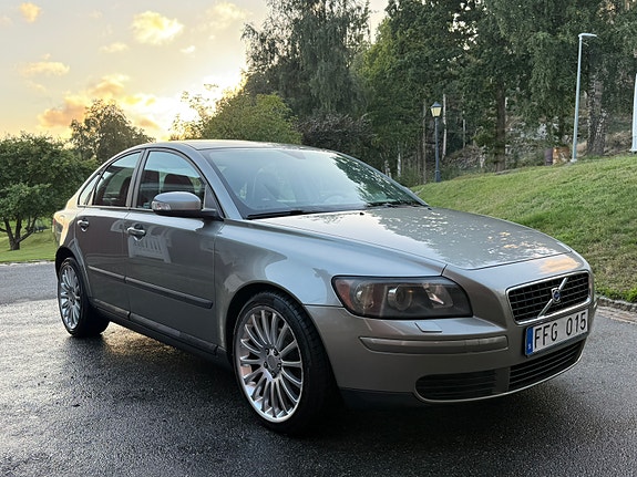 Volvo S40 2 of 15