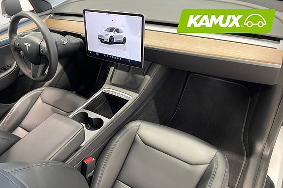 Tesla Model Y 13 of 18