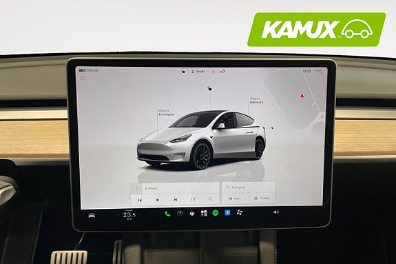 Tesla Model Y 14 of 18