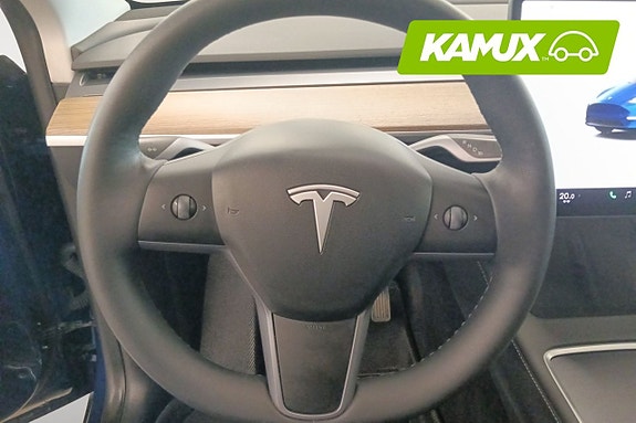 Tesla Model Y 13 of 21
