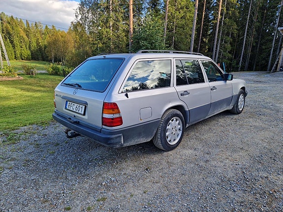 Mercedes-Benz 300 TE 3 of 5