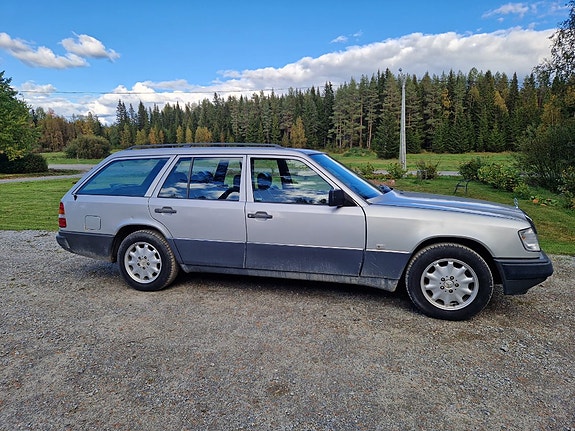 Mercedes-Benz 300 TE 2 of 5