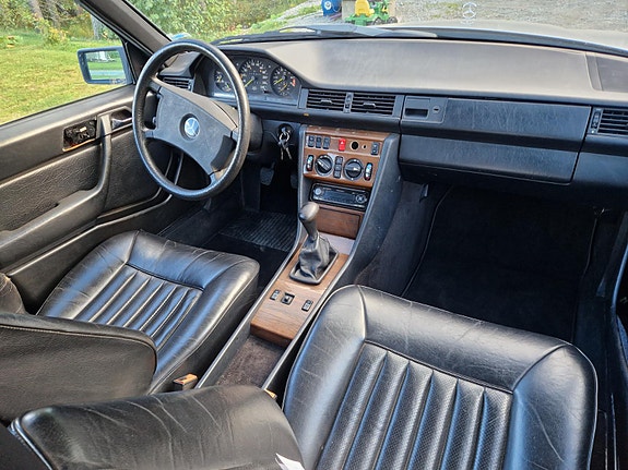 Mercedes-Benz 300 TE 4 of 5