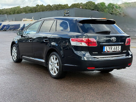 Toyota Avensis 4 of 12