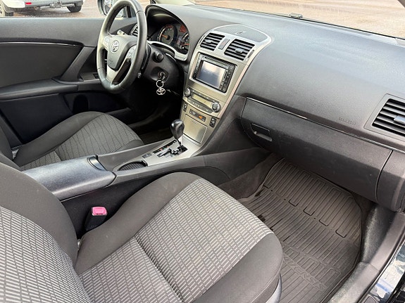 Toyota Avensis 7 of 12