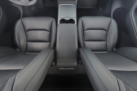 Tesla Model Y 14 of 26