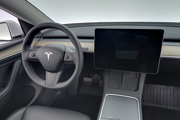 Tesla Model Y 15 of 26