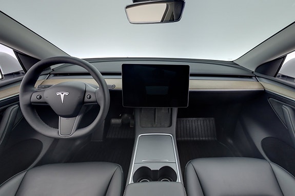 Tesla Model Y 13 of 26