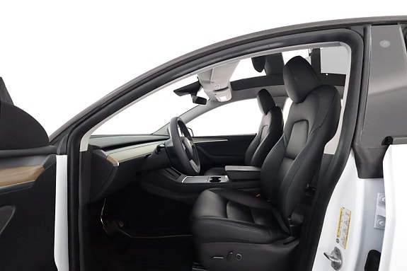 Tesla Model Y 10 of 26