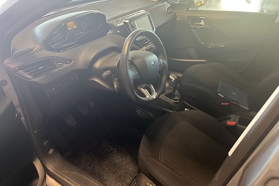 Peugeot 208 7 of 9