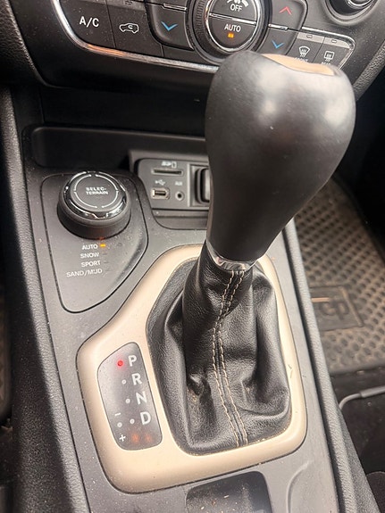 Jeep Cherokee 14 of 30