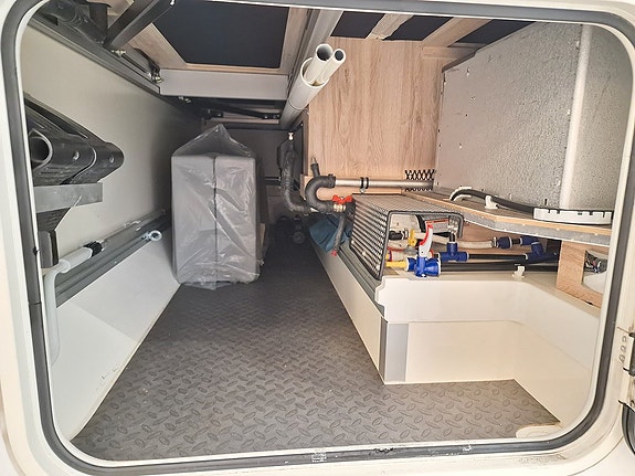 Eura Mobil IL 650 HS, Hydrauliska stödben, 6,5meter, U-soffa 13 of 20