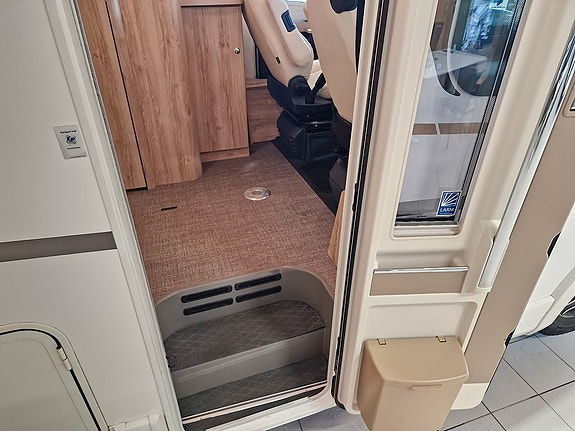 Eura Mobil IL 650 HS, Hydrauliska stödben, 6,5meter, U-soffa 15 of 20