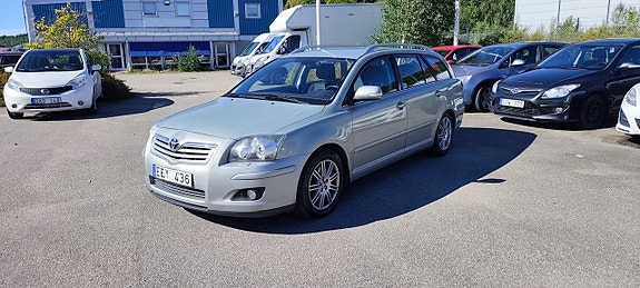 Toyota Avensis 2 of 5
