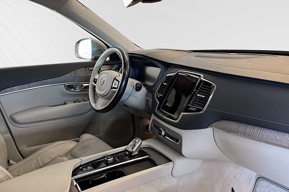Volvo XC90 10 of 29