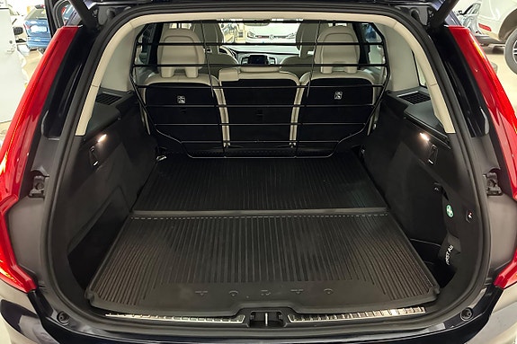 Volvo XC90 10 of 30