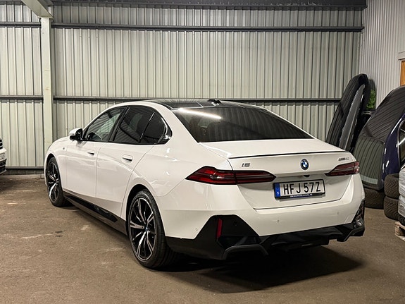 BMW i5 10 of 30