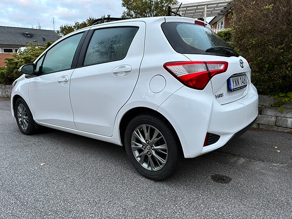 Toyota Yaris 2 of 7