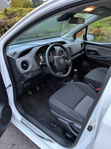 Toyota Yaris 3 of 7