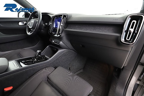Volvo XC40 5 of 24