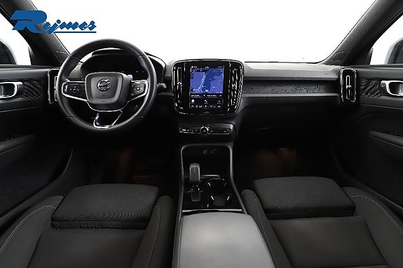 Volvo XC40 2 of 24