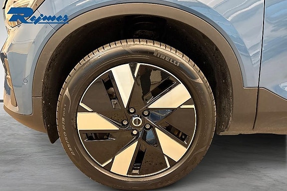 Volvo EX40 9 of 22