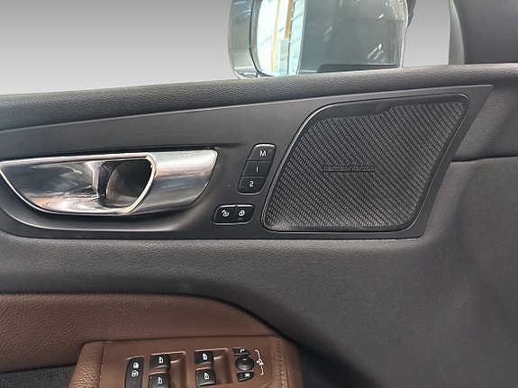 Volvo XC60 12 of 16