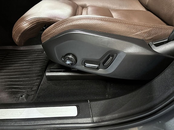 Volvo XC60 13 of 16