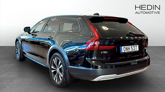 Volvo V90 Cross Country 2 of 12