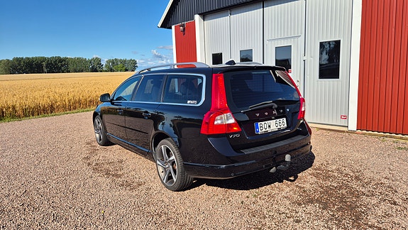 Volvo V70 2 of 9