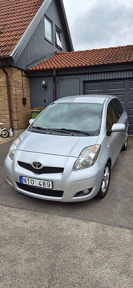 Toyota Yaris 2 of 6