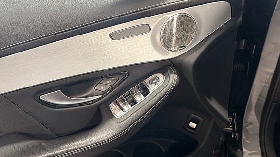 Mercedes-Benz GLC300 de 8 of 9