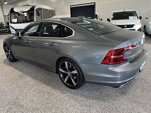 Volvo S90 2 of 27
