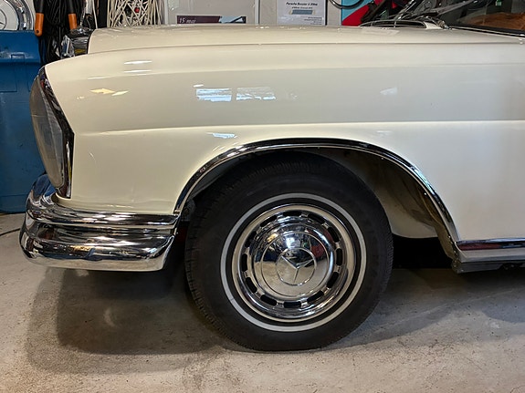 Mercedes-Benz 220 SE 3 of 13