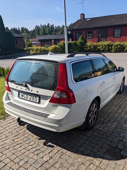 Volvo V70 3 of 7