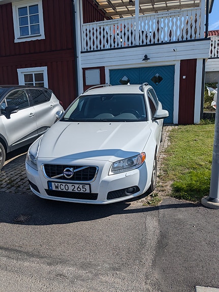 Volvo V70 2 of 7