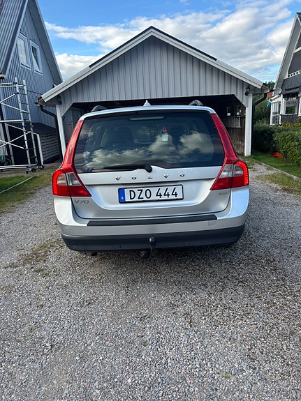 Volvo V70 3 of 5