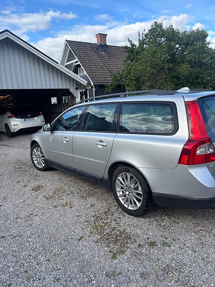 Volvo V70 2 of 5