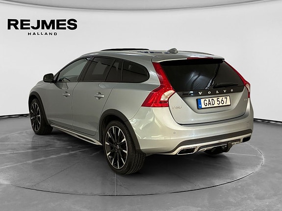 Volvo V60 Cross Country 2 of 12