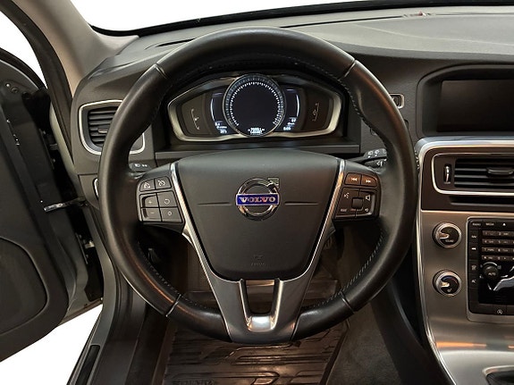 Volvo V60 Cross Country 8 of 12