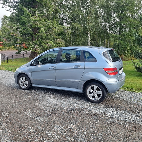 Mercedes-Benz B170 2 of 4