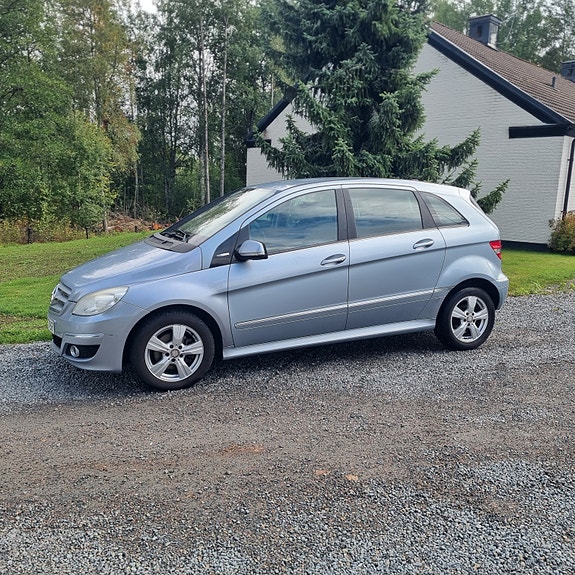 Mercedes-Benz B170 3 of 4