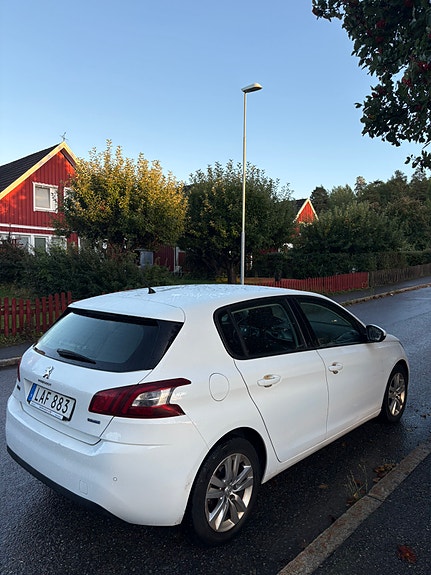 Peugeot 308 2 of 4
