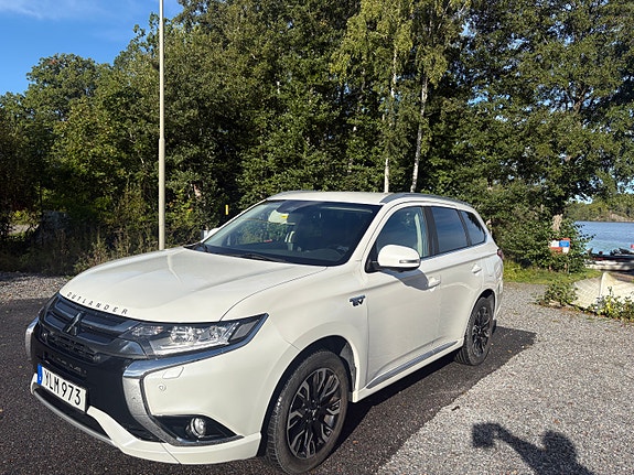 Mitsubishi Outlander 2 of 5