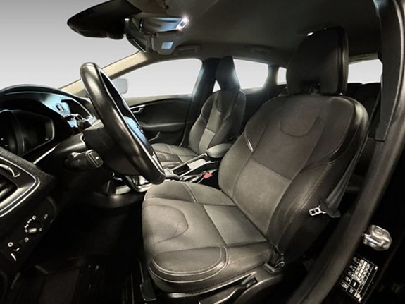 Volvo V40 Cross Country 9 of 20