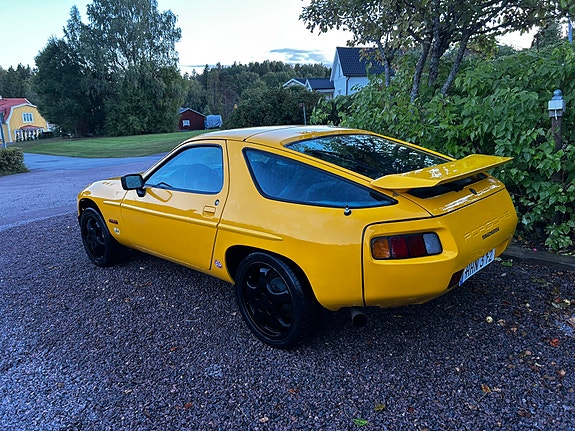 Porsche 928 2 of 7