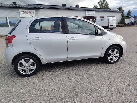 Toyota Yaris 2 of 24