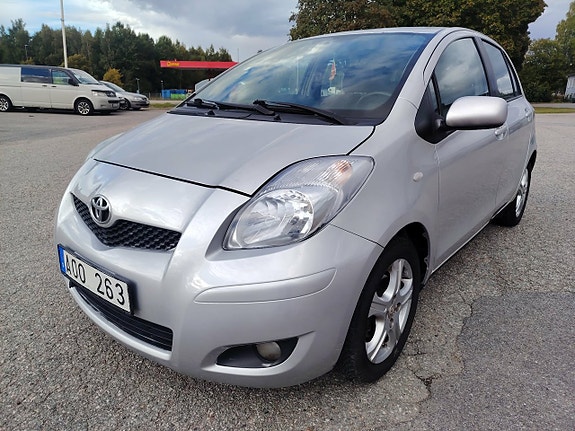 Toyota Yaris 4 of 24