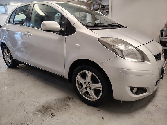 Toyota Yaris 12 of 24