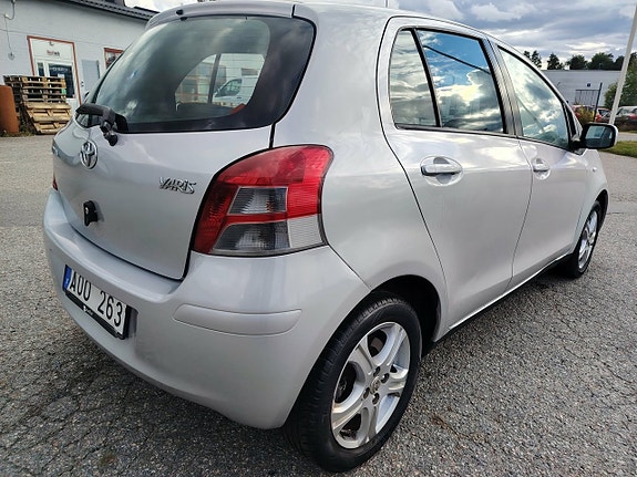 Toyota Yaris 8 of 24